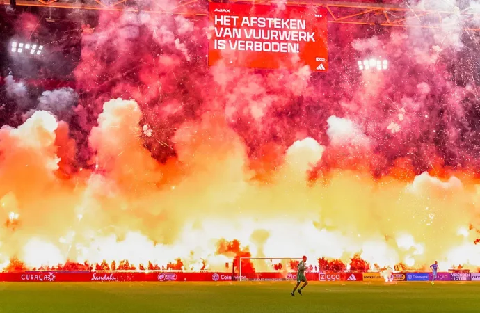 Sahaya meşale yağdı, Ajax – Groningen maçı yarıda kaldı