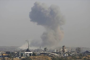 İsrail ordusu Gazze’nin güneyini topçu ve helikopter ateşiyle vurdu