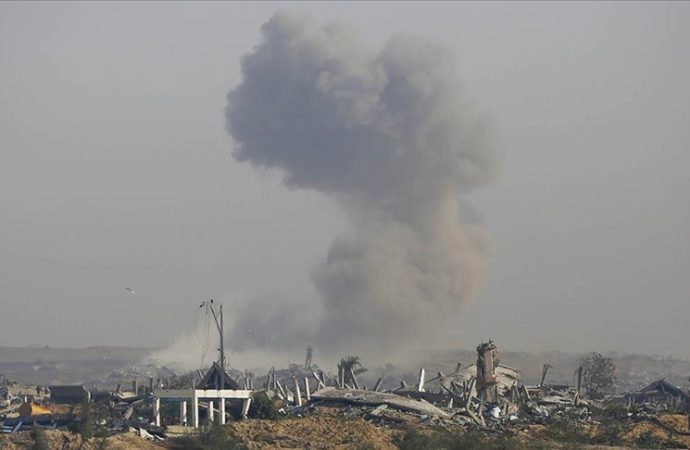 İsrail ordusu Gazze’nin güneyini topçu ve helikopter ateşiyle vurdu