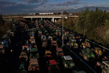 Çiftçiler komşuda ayaklandı: Otoyollar traktörden geçilmiyor