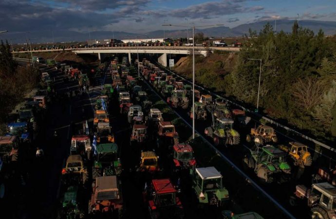 Çiftçiler komşuda ayaklandı: Otoyollar traktörden geçilmiyor