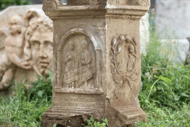 Keçi çobanının bulduğu insan figürlü mezar steli korumaya alındı