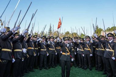 Kılıçlı yemin töreni: Okul komutan vekiliyle ilgili ihraç kararı iptal edildi
