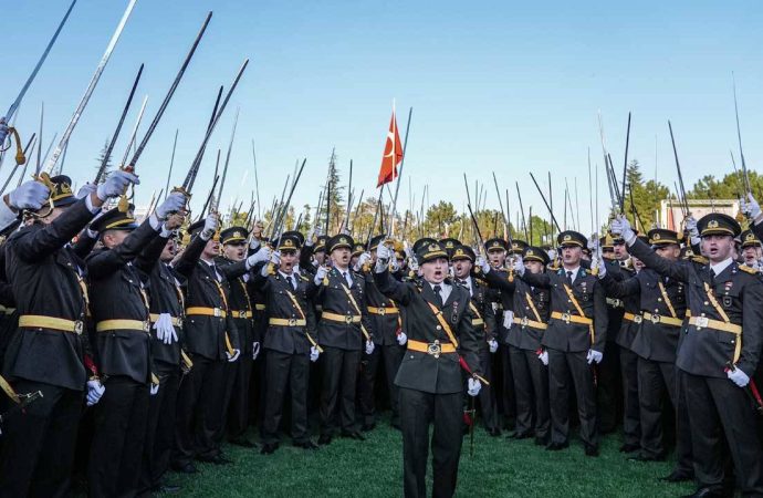 Kılıçlı yemin töreni: Okul komutan vekiliyle ilgili ihraç kararı iptal edildi