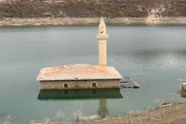 Camiye kanoyla pencereden girdi