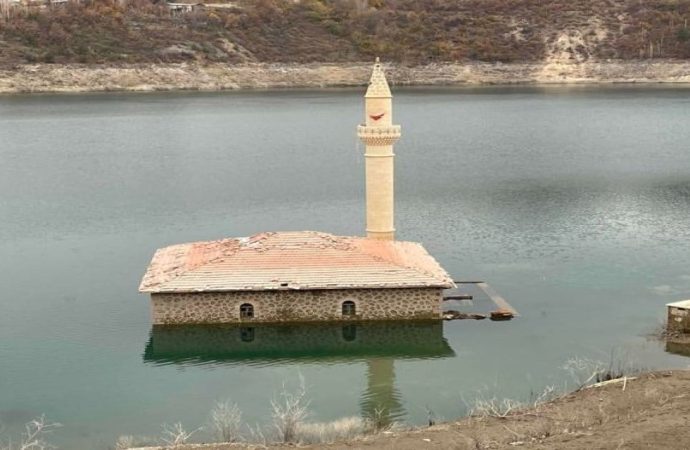 Camiye kanoyla pencereden girdi