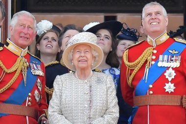 Kral ağabeyin öfkesi dinmiyor: Eski ünvan ve nişanları da söktü aldı