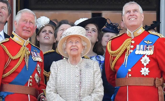 Kral ağabeyin öfkesi dinmiyor: Eski ünvan ve nişanları da söktü aldı