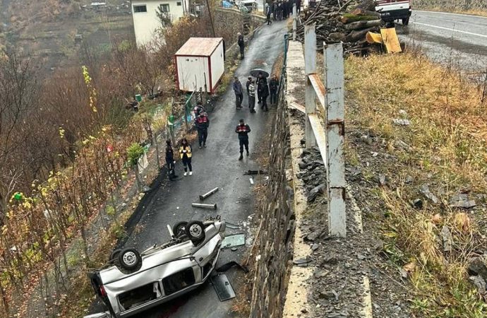 Hafif ticari araç alt yola düştü: Üç kişi hayatını kaybetti