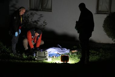 Sekizinci kattan kattan düştü, ölüm haberini evdeki eşine polis verdi