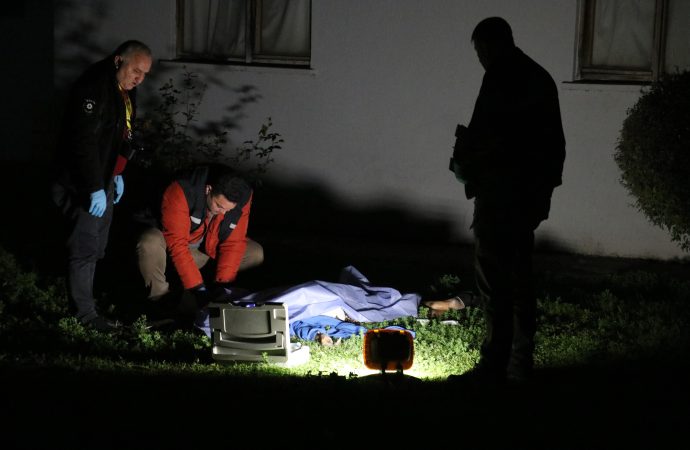 Sekizinci kattan kattan düştü, ölüm haberini evdeki eşine polis verdi