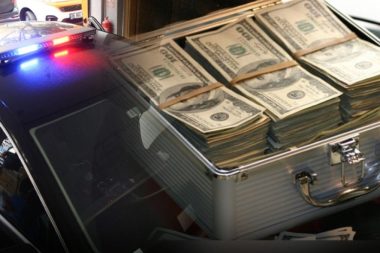 Emniyet müdürünün çakarlı aracıyla benzinliğe girdi, binlerce dolar rüşvet alırken yakalandı