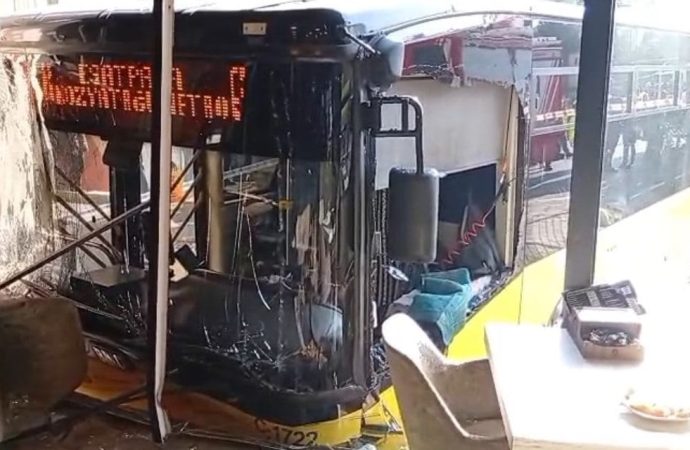 Otomobille çarpışan halk otobüsü börekçiye daldı: Dört yaralı var