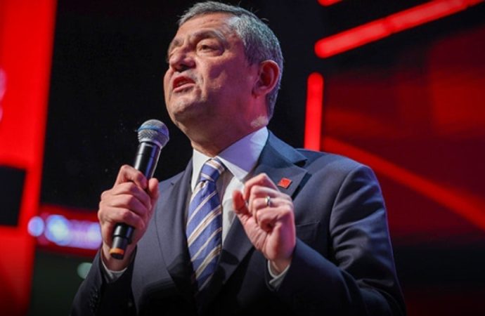 Dördüncü kez genel başkan seçilen Özel’i sadece bir kişi kutlamamış