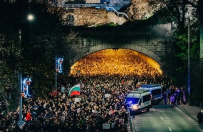 On binler sokağa çıkınca bütçe taslağı geri çekildi