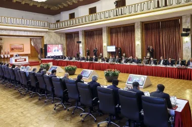 Deve kuşu gibi kafayı kuma gömmenin sahiden bir faydası olabilir mi?