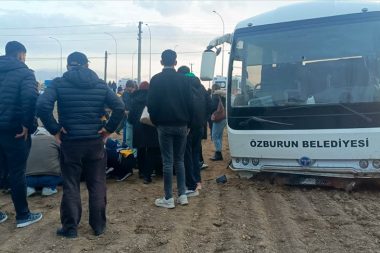 Öğrenci servis aracıyla kamyonet çarpıştı: 14 yaralı var