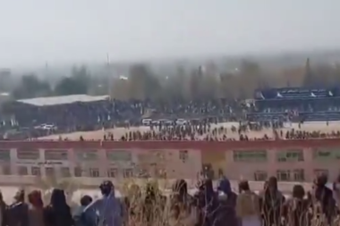 13 yaşındaki çocuk üç kişiyi stadyumun ortasında infaz etti: 80 bin kişi canlı izledi