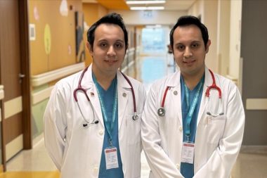 İkiz doktorlar: Anne karnında başlayan yolculuk mesai arkadaşlığına dönüştü