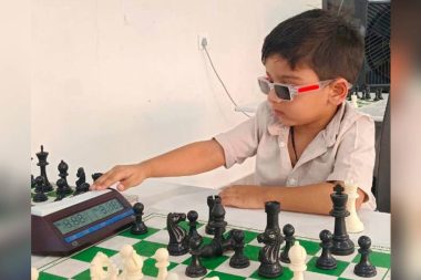 Üç yaşındaki çocuk satrançta dünya rekoru kırdı