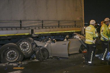 Tıra çarpan otomobilde iki kişi öldü, bir kişi ağır yaralı