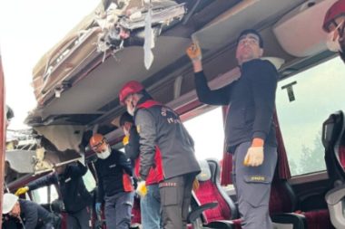 Yolcu otobüsü otoyolda TIR’a çarptı: Yedi kişi öldü