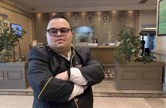 Down sendromlu Emre çalıştığı otelin sevgilisi