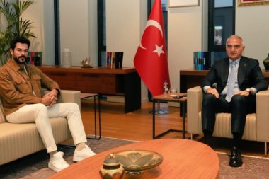 Ünlü oyuncu bakan makamında: Birlikte güzel işlere imza atacağız