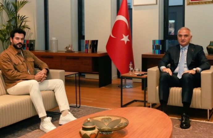 Ünlü oyuncu bakan makamında: Birlikte güzel işlere imza atacağız