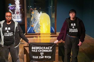 Kraliyet tacının cam muhafazasına muhallebili saldırı