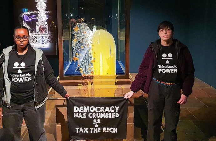 Kraliyet tacının cam muhafazasına muhallebili saldırı