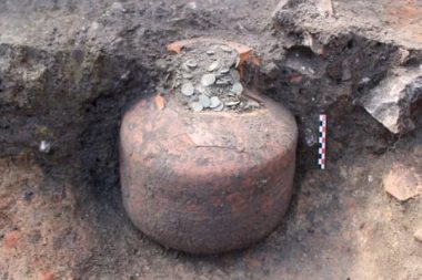 Definecinin rüyası: Fransa’da içi on binlerce sikkeyle dolu dolu üç küp