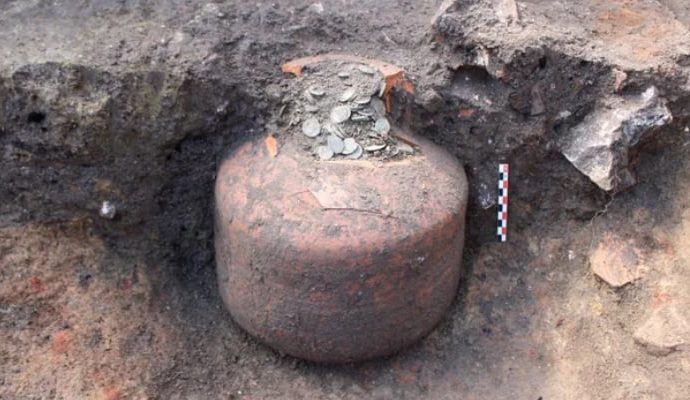 Definecinin rüyası: Fransa’da içi on binlerce sikkeyle dolu dolu üç küp