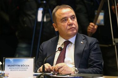 Muhittin Böcek bir kez daha ‘acilen’ hastaneye kaldırıldı