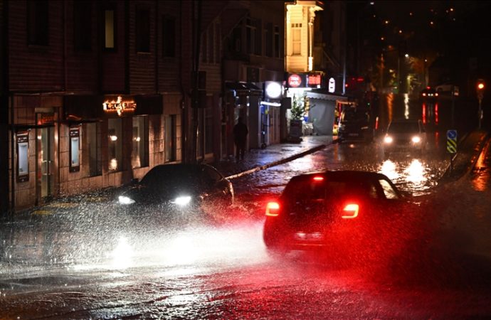 Sağanak İstanbul’da hayatı zorlaştırdı