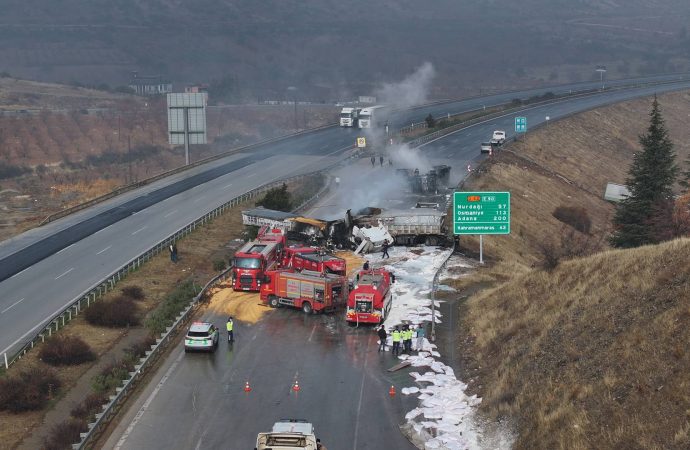Gaziantep’te üç TIR çarpıştı, araçlarda yangın çıktı