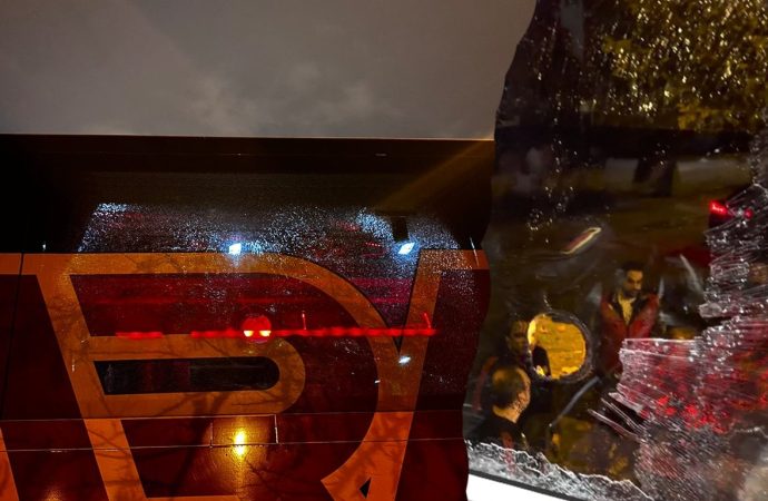 Galatasaray otobüsüne taşla saldırdılar