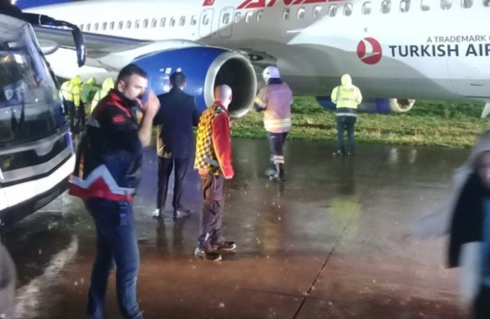 Sabiha Gökçen’de korku dolu anlar: Yolcu uçağı pistten çıktı, toprağa saplandı