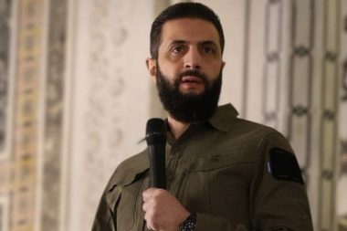 Ahmet El Şara bir yıl sonra aynı kamuflajla namaz kıldırdı, biat istedi