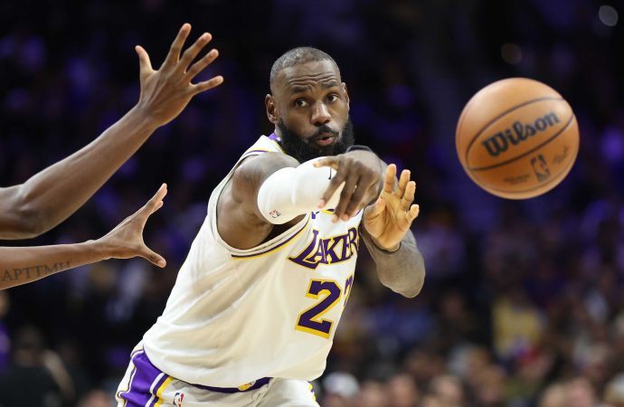 LeBron James coştu, Lakers 76ers’ı devirdi