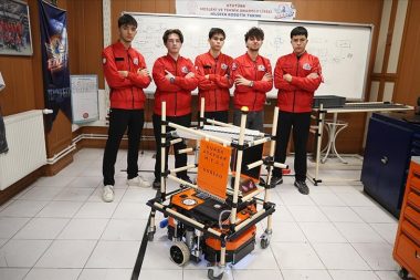 Liseliler robot işçi geliştirdi: ‘Vektör’ sanayide iş yükünü hafifletecek