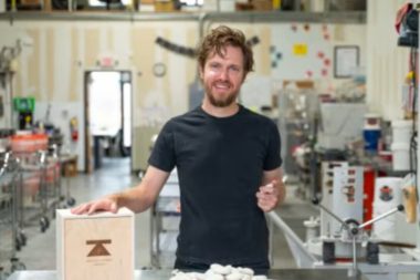 Ölen dedesinden seramik kupa yaptı: Her kahve içtiğinde anısını yaşatıyor