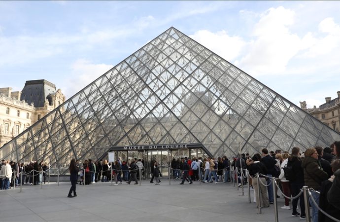Louvre’un sırtı yerde kalkmıyor: Şimdi de grev başlıyor