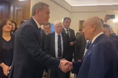 Bahçeli DEM Parti’nin konuşmasını beğendi, kuliste Bakırhan ve Hatimoğulları ile tokalaştı