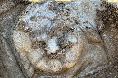 Amasra’da antik kent kazısı: Medusa’nın gülümseyen figürü bulundu