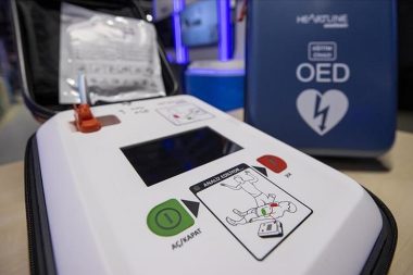 Taşınabilir otomatik şok cihazı ilkyardım çantasına giriyor