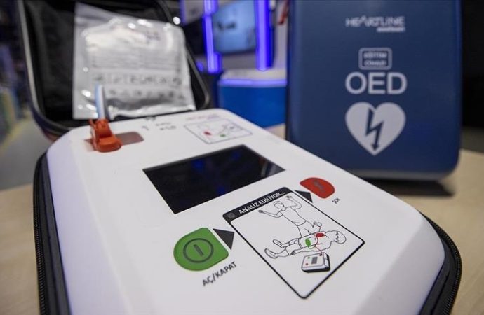Taşınabilir otomatik şok cihazı ilkyardım çantasına giriyor