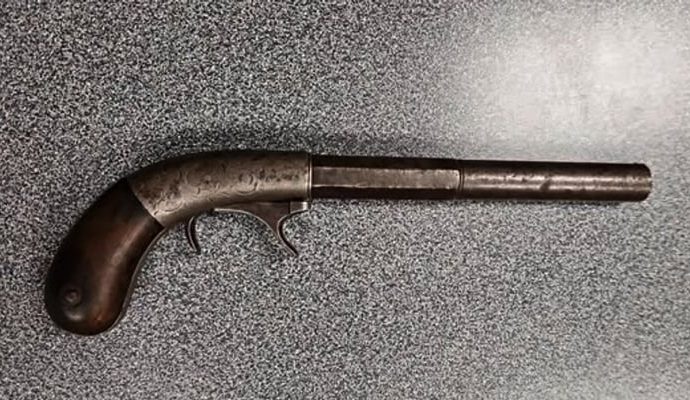 ‘Altıpatlar’dan da eski: Antika tabancayla içki dükkanı soydu