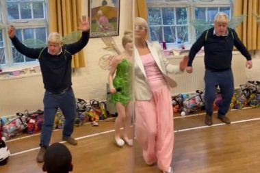 Eski İngiltere Başbakanı peri oldu, dans etti