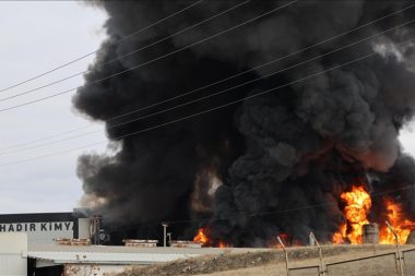 Kırıkkale OSB’de fabrika yangını: Ankara’da takviye araç geldi